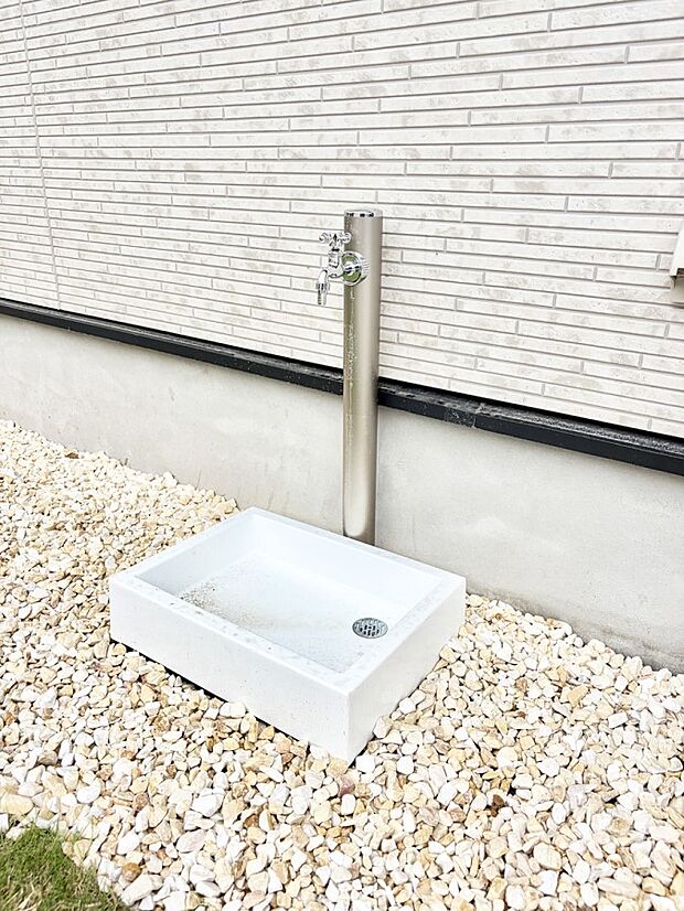 1号棟 ■外水栓付きで庭作業や洗車に便利です