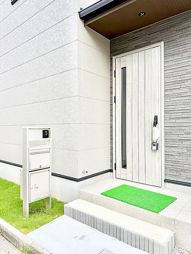 2号棟 ■ シンプルで美しく、住まいの第一印象を彩る玄関です