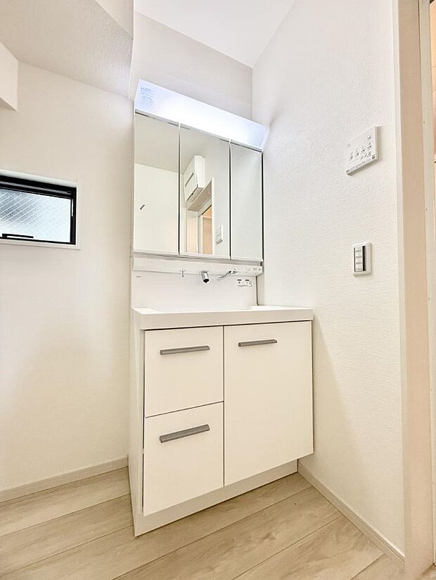 ■明るい洗面所は毎朝の歯磨きも楽しくできちゃいそうです♪