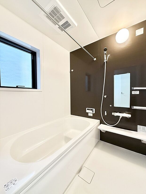 ■落ち着いた色合いの壁面、ゆっくり寛げるバスルーム