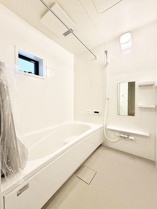 ■落ち着いた色合いの壁面、ゆっくり寛げるバスルーム