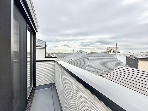 ■ 心地よい風と光を感じる、くつろぎのバルコニー