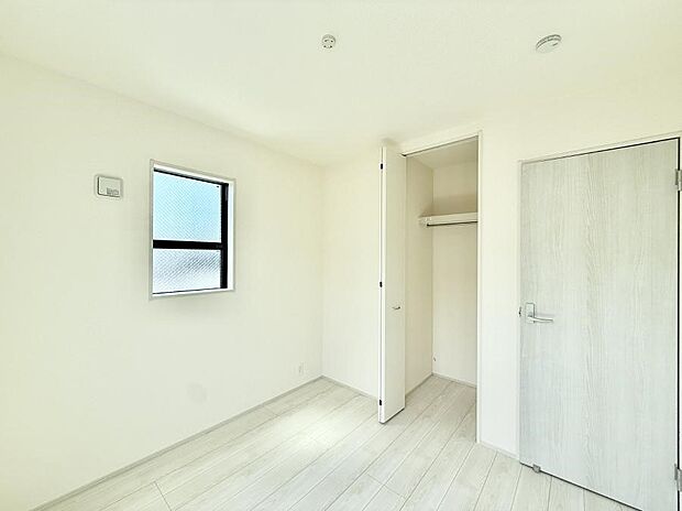 4号棟 ■落ち着いた色合いのお部屋で穏やかな時間を楽しめます