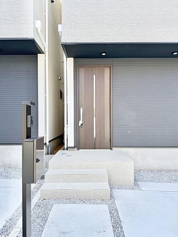 2号棟 ■ シンプルで美しく、住まいの第一印象を彩る玄関です