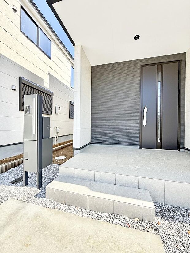 2号棟  ■ シンプルで美しく、住まいの第一印象を彩る玄関です