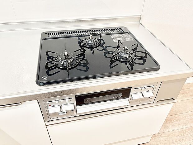 ■3口コンロのシステムキッチンで料理の手順もスムーズに