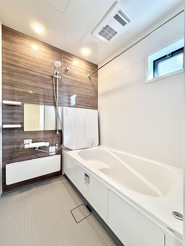 ■落ち着いた色合いの壁面、ゆっくり寛げるバスルーム