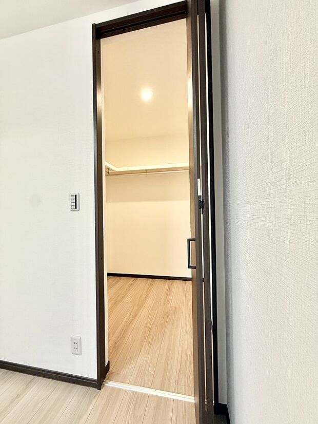 ■季節の洋服も、思い出の小物もすっきり収納できるウォークインクローゼット付