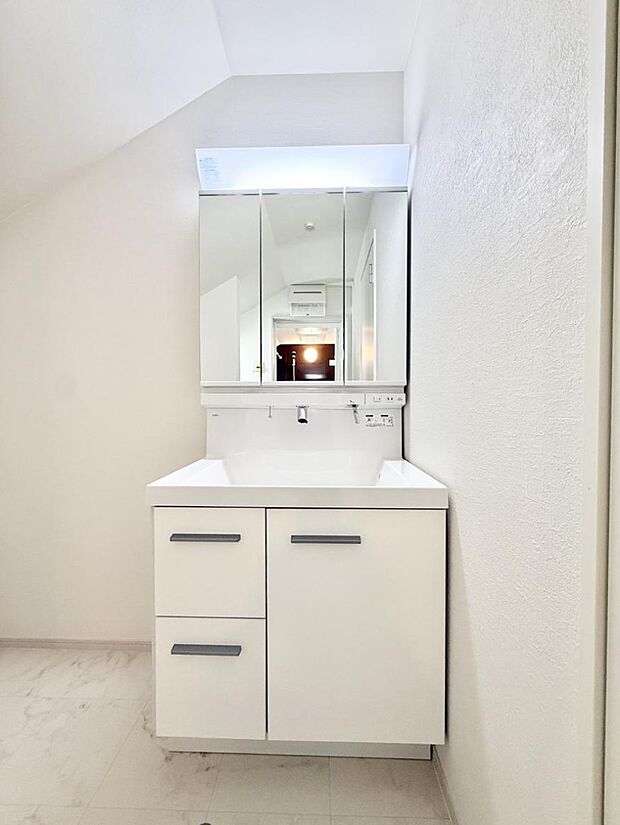 ■明るい洗面所は毎朝の歯磨きも楽しくできちゃいそうです♪