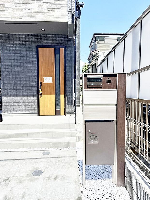 2号棟 ■ シンプルで美しく、住まいの第一印象を彩る玄関です