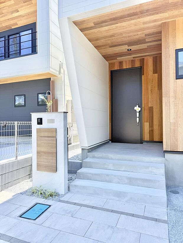 2号棟 ■ シンプルで美しく、住まいの第一印象を彩る玄関です