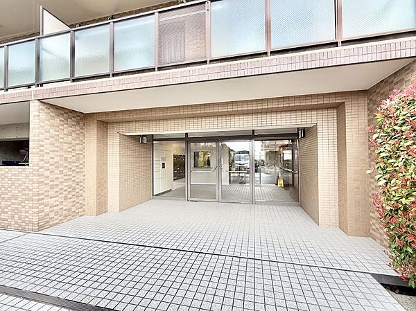 ■落ち着いた雰囲気のエントランスが住まう方を温かく迎えます