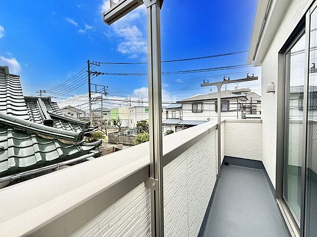 ■ 心地よい風と光を感じる、くつろぎのバルコニー