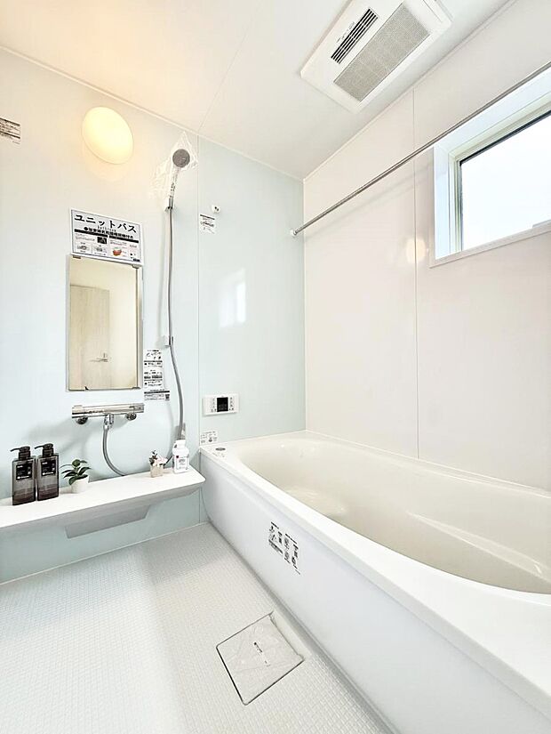 ■落ち着いた色合いの壁面、ゆっくり寛げるバスルーム