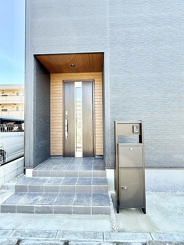 ■ シンプルで美しく、住まいの第一印象を彩る玄関です