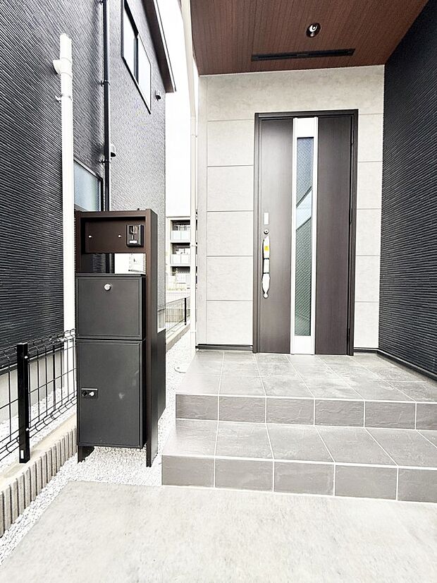 ■ シンプルで美しく、住まいの第一印象を彩る玄関です