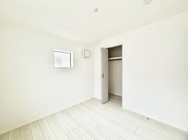 5号棟 ■落ち着いた色合いのお部屋で穏やかな時間を楽しめます