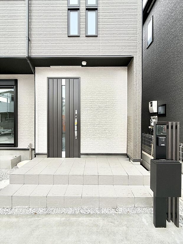 ■ シンプルで美しく、住まいの第一印象を彩る玄関です