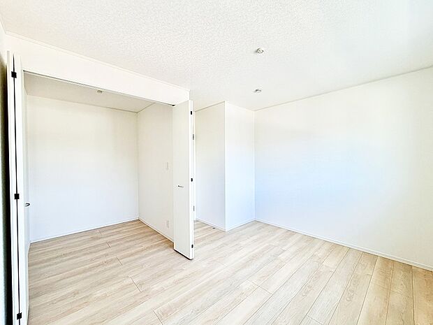 9号棟 ■落ち着いた色合いのお部屋で穏やかな時間を楽しめます