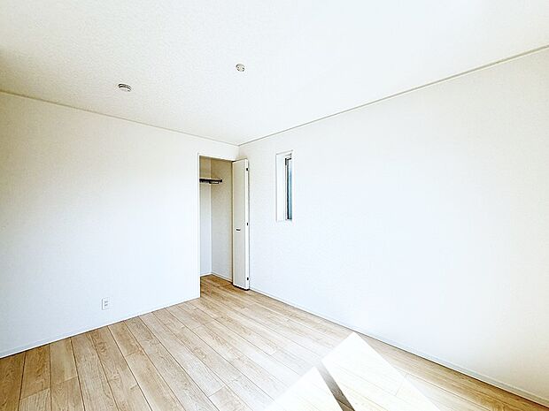 8号棟 ■シンプルな空間で、収納付きベッドやデスクなど、多機能な家具を活用しやすいです