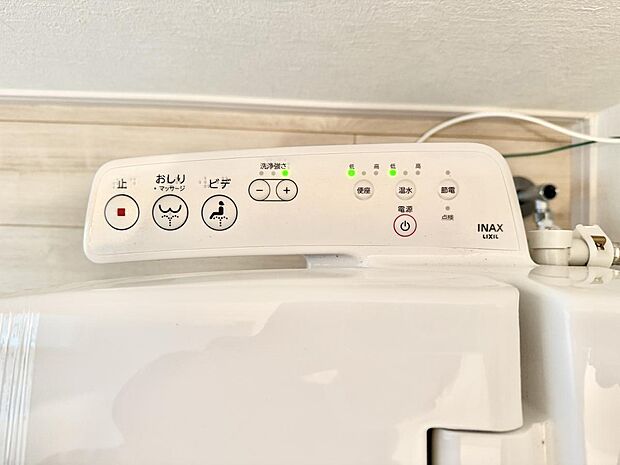 ■温水洗浄で快適、清潔感が保たれるシャワートイレ