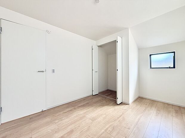 2号棟 ■シンプルな空間で、収納付きベッドやデスクなど、多機能な家具を活用しやすいです