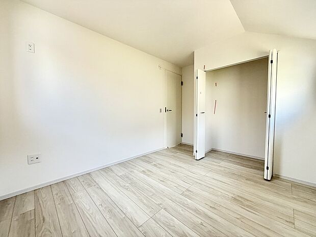 1号棟 ■落ち着いた色合いのお部屋で穏やかな時間を楽しめます
