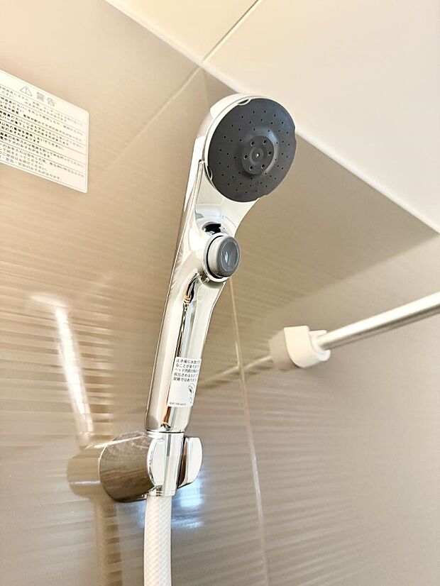 ■温水洗浄で快適、清潔感が保たれるシャワートイレ