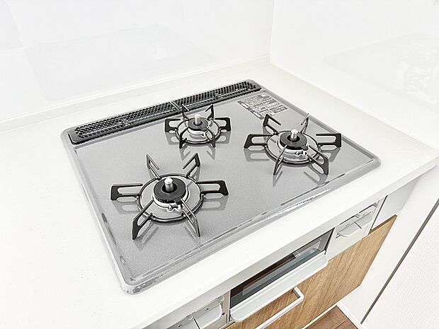 ■3口コンロのシステムキッチンで料理の手順もスムーズに