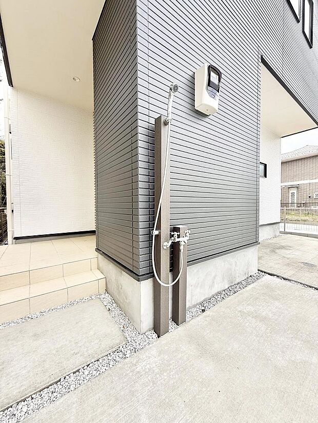 ■屋外シャワー付き！サーフィンやアウトドア後の汚れもサッと流せます