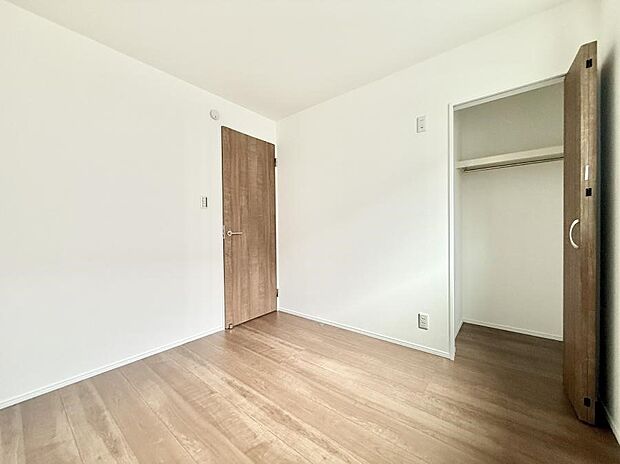 1号棟 ■落ち着いた色合いのお部屋で穏やかな時間を楽しめます