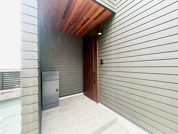 ■ シンプルで美しく、住まいの第一印象を彩る玄関です