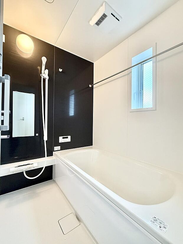 ■落ち着いた色合いの壁面、ゆっくり寛げるバスルーム