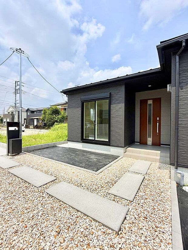 2号棟 ■ シンプルで美しく、住まいの第一印象を彩る玄関です