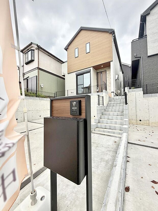 B号棟 ■ シンプルで美しく、住まいの第一印象を彩る玄関です