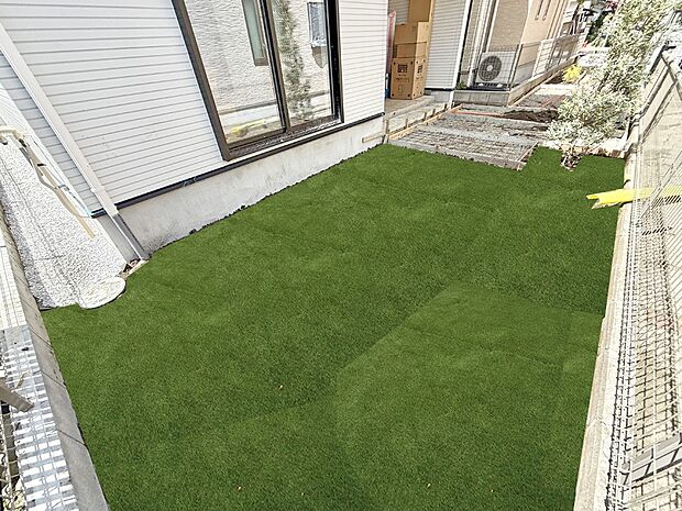 1号棟 ■暮らしにゆとりを生む庭付きの住まい ■芝生はイメージです。