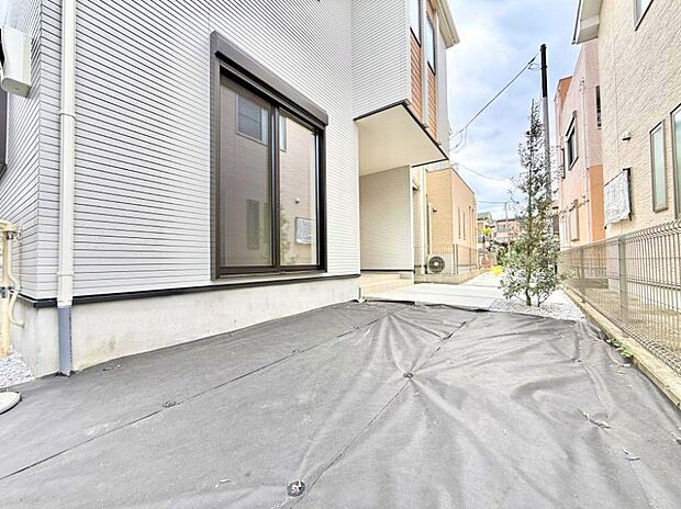 1号棟  ■暮らしにゆとりを生む庭付きの住まい  ■芝生はイメージです。  