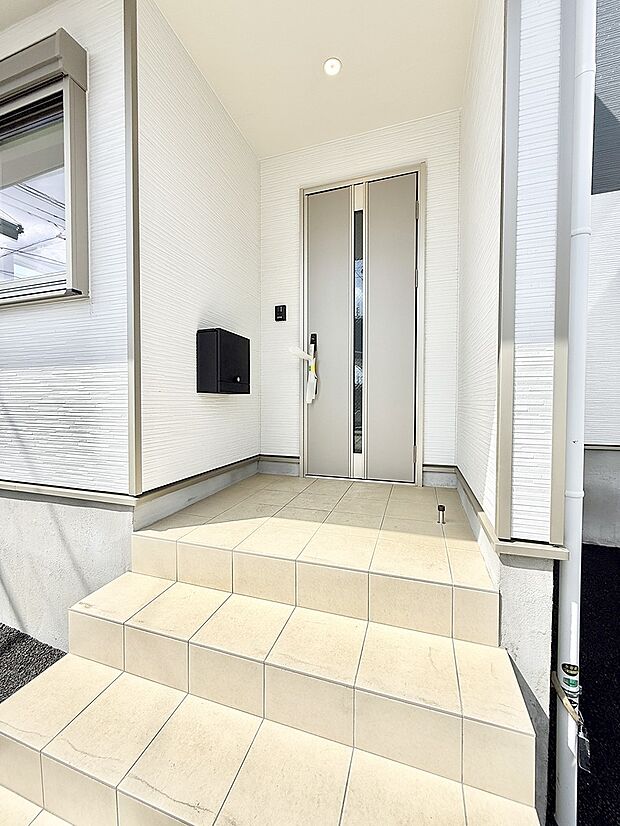 ■ シンプルで美しく、住まいの第一印象を彩る玄関です