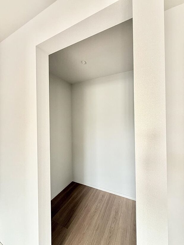 1号棟 ■WIC付きで衣類も荷物もまとめて収納できる便利な空間です