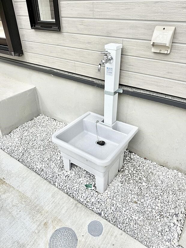 ■ガーデニングや洗車などの際に大活躍な屋外立水栓  