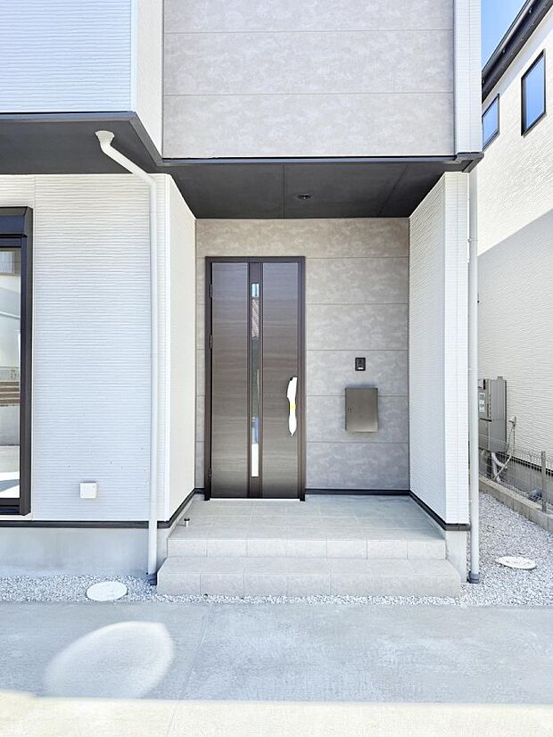 ■ シンプルで美しく、住まいの第一印象を彩る玄関です