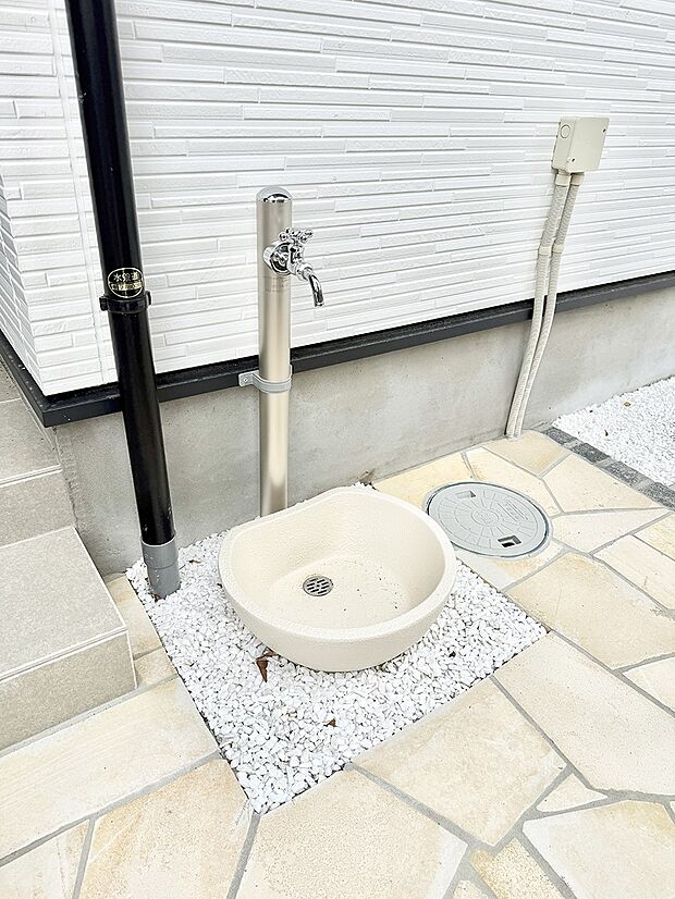 ■ガーデニングや洗車などの際に大活躍な屋外立水栓  