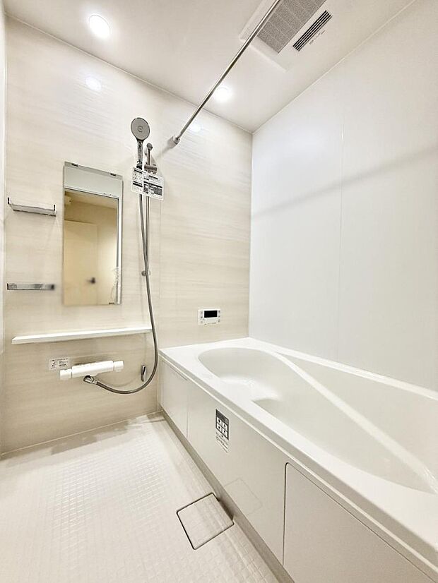 ■落ち着いた色合いの壁面、ゆっくり寛げるバスルーム