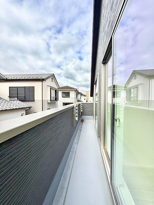 ■ 心地よい風と光を感じる、くつろぎのバルコニー