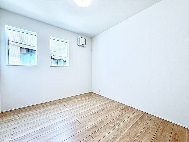 1号棟 ■シンプルな空間で、収納付きベッドやデスクなど、多機能な家具を活用しやすいです