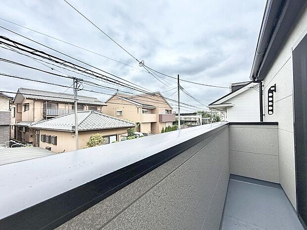 2号棟 ■ 心地よい風と光を感じる、くつろぎのバルコニー