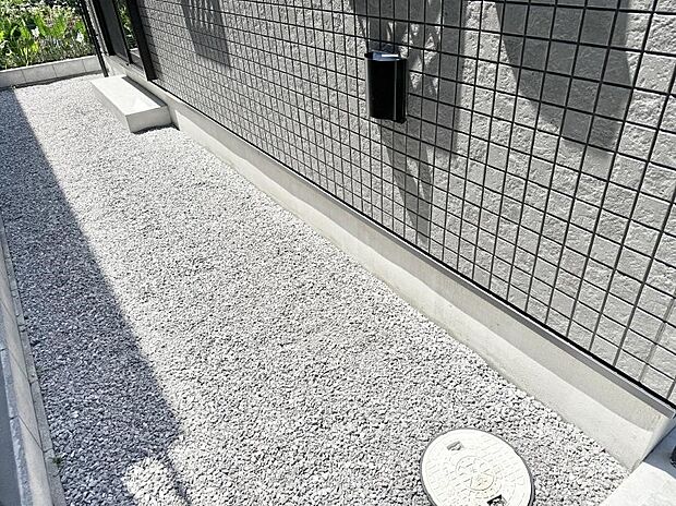 3号棟 ■季節の移ろいを感じられる、落ち着いた雰囲気の屋外空間