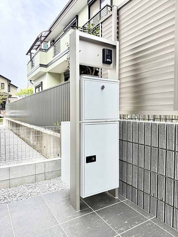 2号棟  ■宅配ボックス付き郵便受けがあると不在時も安心ですね 
