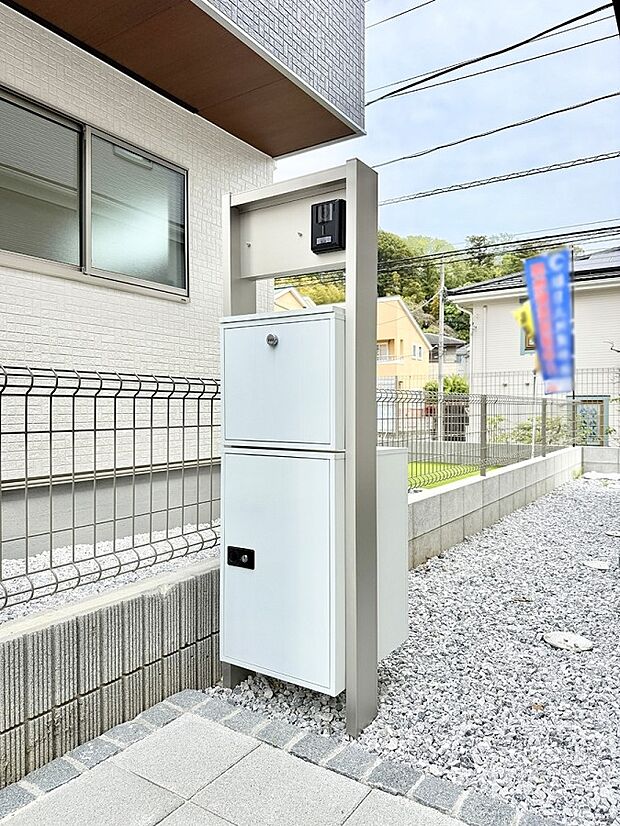 4号棟  ■宅配ボックス付き郵便受けがあると不在時も安心ですね  