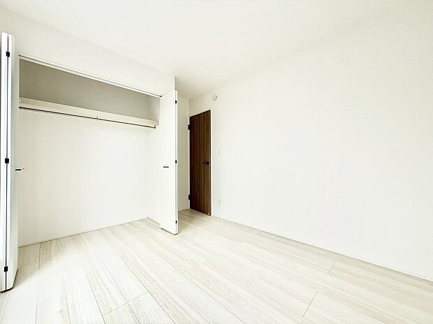 4号棟 ■落ち着いた色合いのお部屋で穏やかな時間を楽しめます